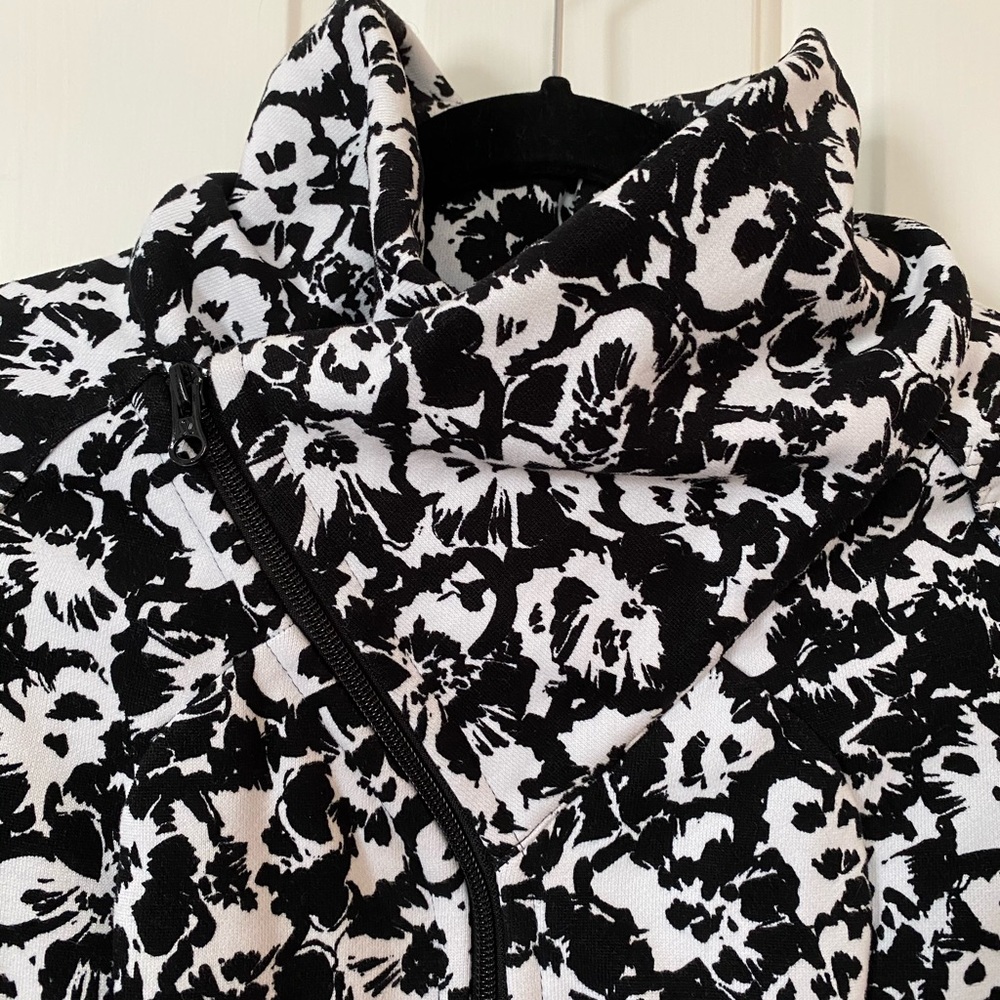 Lululemon Jacket - Picture 3 of 6